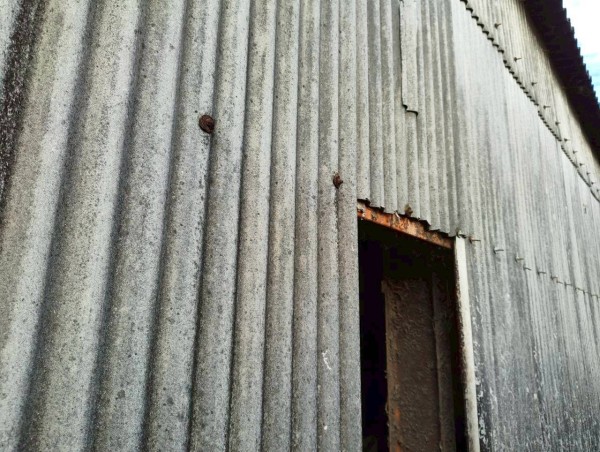 工場の外壁小波スレート　割れている　張替え前